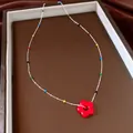 Kleurrijke kralenketting in dopamine-stijl met een felrode bloemenhanger voor dames en jonge meiden - Rood