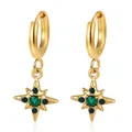 Detail van elegante gouden roestvrijstalen sterren oorbellen met groene zirkoniasteentjes. - Hexagramstijl / Goud met Groene Strass