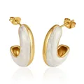 Vue détaillée des boucles d'oreilles en C en acier doré avec insert marbre blanc - Blanc