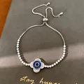 Gros plan d'un bracelet bolo argenté avec une breloque en zircon œil bleu - Style Oeil Trèfle (HB7022)