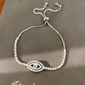 Détail macro d'un bracelet œil protecteur réglable avec pierres en zircone cubique. - Style Oeil Rond Unique (HB7021)