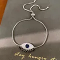 Vue détaillée du bracelet réglable avec œil en zircone et pierre centrale bleue - Style Oeil Cils (HB7024)