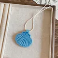 Blauwe lederen schelphanger ketting met wit koord voor strandvakantie stijl - Blauw