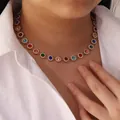 Vue détaillée d'un collier ras du cou en zircone ronde multicolore sur un mannequin - 1#Rond