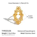 Detaillierte Maße und Merkmale des vergoldeten Edelstahlrings mit hohlem Blumenmuster. - Hohl Floral Stil (YYR026106)