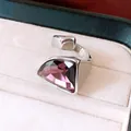 Nahaufnahme eines silbernen Vintage-Rings mit einem großen lila Dreieckskristall - Silber-Lila