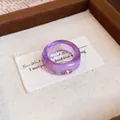 Detailansicht eines lila transparenten Harzrings mit funkelndem Strassstein. - Runder Schuppenring / Lila