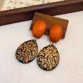 Vista detallada de pendientes de madera de estilo étnico con colgantes de gotas florales - Café-Negro