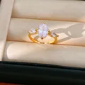 Nahaufnahme des funkelnden ovalen Zirkonia auf einem vergoldeten verstellbaren Ring - Offener Verstellbarer Stil (HR3995) / Gold