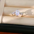 Makrodetail eines 18k vergoldeten offenen Rings mit elegantem ovalen Zirkonia-Mittelstein - Offener Verstellbarer Stil (HR3995) / Silber