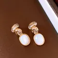Clips d'oreilles en or 18 carats avec nacre et zircon, style rétro français - Style Pendentif Coquillage Rond (HE31153) / Or