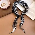 Détail d'un foulard en soie vintage à motif zèbre avec un curseur d'anneau en perles décoratif - Zèbre Noir et Blanc