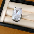 Detailansicht eines großen rechteckigen Edelsteinrings mit gestreiftem schwarzem Band - Gunmetal