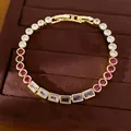 Vista detallada de una pulsera bañada en oro de 18 quilates con circonitas redondas - Estilo Oro-Rosa-Púrpura
