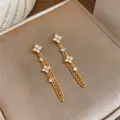 Elegante, mit 18 Karat vergoldete Quasten-Ohrringe mit Zirkonia-Blumen - Gold