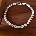 Primer plano de una elegante pulsera tenis de circón con piedras redondas y cuadradas - Estilo Plateado-Blanco