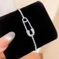 Primer plano de pulsera de circonita con forma de imperdible sobre terciopelo negro - Estilo Alfiler de Seguridad (1# Pulsera-Plateado) / Plateado