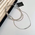 Vue détaillée d'un collier chaîne serpent multicouche argenté minimaliste - Argent