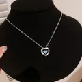 Detailansicht einer silbernen Halskette mit Herzanhänger und blauem Zirkonia auf Display - Blau Herz-Stil / Silber