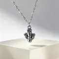 Gros plan détaillé d'un collier avec pendentif cactus en argent sur un support blanc - Argent