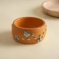 Detailansicht eines böhmischen Holzarmreifens mit Metallblumen und türkisfarbenen Perlen - Bohemian Floral Bangle