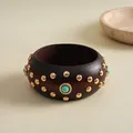 Detaillierte Nahaufnahme eines Retro-Armreifs aus Holzharz mit Goldnieten und Türkisstein - Vintage Studded Round Bangle