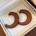 Retro minimalistische C-förmige Holzohrringe mit eleganten goldenen Metallakzenten - C-förmige halbrunde Ohrstecker / Kaffeegold