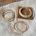 Detailansicht eines Armband-Sets aus Harz und Silber auf Leinenstoff - Unregelmäßig Geometrisch und Silberner Metall-Twist Stil