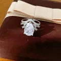 Détail d'une bague ouverte vintage avec zircon en forme de poire sur un écrin - Bague Ouverte Goutte d'Eau / Argent-Blanc