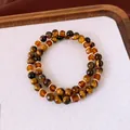 Vue détaillée d'un bracelet double couche en pierres d'œil de tigre naturel pour femme - Or-Café (6mm)