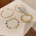 Nahaufnahme von vergoldetem Schmuckset mit Herzglasperlen und grober Kette. - Mehrfarbiges Herz 4-teiliges Set / Gold