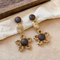 Boucles d'oreilles pendantes fleurs tissées vintage avec perles marbrées - Pendentif Motif Marbre (HE35491) / Aiguille en argent / Marron