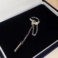 Detailansicht der silbernen Stern-Ohrmanschette mit funkelnden Steinen und langen Ketten - Fünfzackiger Stern / Einzelstück / Silber