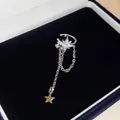 Detail einer eleganten silbernen Stern-Ohrmanschette mit funkelnden Steinen und feinen Quastenketten - Große Sterne / Einzelstück / Silber