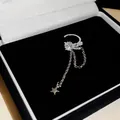 Detailansicht eines eleganten Stern-Ohrclips mit glänzenden Quasten und Strass - Stern-Quasten-Stil / Einzelstück / Silber