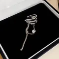 Eleganter silberner Quasten-Ohrclip mit Herzanhänger in einer schwarzen Samtbox präsentiert - Quaste Herz Stil / Einzelstück / Silber