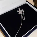 Detailaufnahme eines funkelnden Stern-Quasten-Ohrclips in einer blauen Samtschachtel - Hexagramm-Stil / Einzelstück / Silber