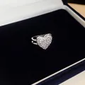 Nahaufnahme eines funkelnden silbernen herzförmigen Rings in einer Samt-Schatulle - Herz Pave Stil / Einzelstück / Silber