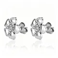 Elegante Ohrstecker aus Edelstahl in Blumenform mit einem funkelnden Zirkonia-Stein - Blumenstil 1 / Silber