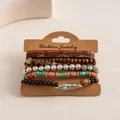 Detailopname van een zesdelige boheemse etnische houten en hars kralen armbandenset - Koffie-Zilver