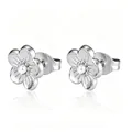 Elegante silberne Blumen-Ohrstecker aus Edelstahl mit feiner Perle in der Mitte. - Blumenstil 2 / Silber