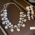 Elegante Nahaufnahme von funkelndem Strass-Halsketten- und Ohrring-Schmuckset mit Tropfenform - Halskette Ohrring Schmuck / Silber