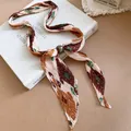Detail van retro geplooide stropdas ketting met print en decoratieve kraal. - Ketting / Bruin-Groen