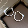 Nahaufnahme der Vintage-Silberohrringe mit Textur und elegantem Perlendetail - Silber
