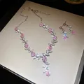Gedetailleerd overzicht van sprankelende roze bloem- en bladdiamanten ketting en oorbellen - Ketting En Oorbellen Set / Zilver-Roze