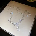 Close-up van fonkelende strass blad en bloem ketting en oorbel sieraden set - Ketting En Oorbellen Set / Zilver-Wit