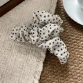 Détail d'une pince à cheveux en tulle à motif floral crème pour coiffure élégante - Pince à cheveux / Blanc