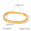 Detail eines goldenen quadratischen Armreifs aus Edelstahl mit 6,38 cm und 29,5 g Gewicht - Gold-Stil (HC-B20514)