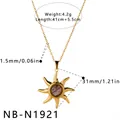 Vue détaillée d'un collier soleil doré avec incrustation de coquillage, dimensions. - Style Rayon de Soleil (NB-N1921) / Or