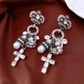 Detailansicht barocker Silberohrringe mit Perlen, Kristallen, Krone und Kreuzmotiven - Krone Kreuz Anhänger Stil / Silberton und Grau